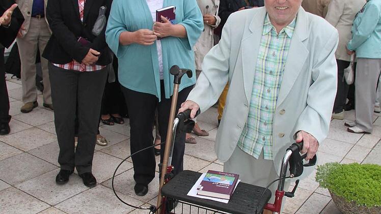 Lina Vogel ist überglücklich, dass sie mit ihrem Rollator jetzt von der Hagleite aus über den Aufzug bis in die Kirche fahren kann - ohne Barriere