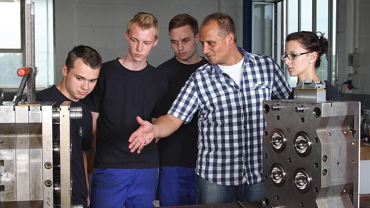 Im Werkzeugbau entstehen die Formen für die Dosen und Tuben. Nils Boseckert, Marcel Grohmann, Fabian Schorr, Christian Abicht und Julia Steuerwald (von links).Foto: Hermann Koch GmbH