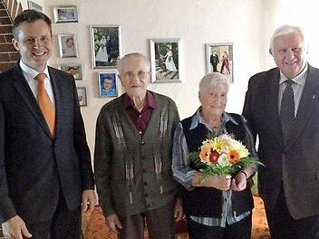 Friedrich und Ermelinde Neuner werden von Bürgermeister Heinrich Thaler und Landratsstellvertreter Johann Pfister eingerahmt. Foto: privat