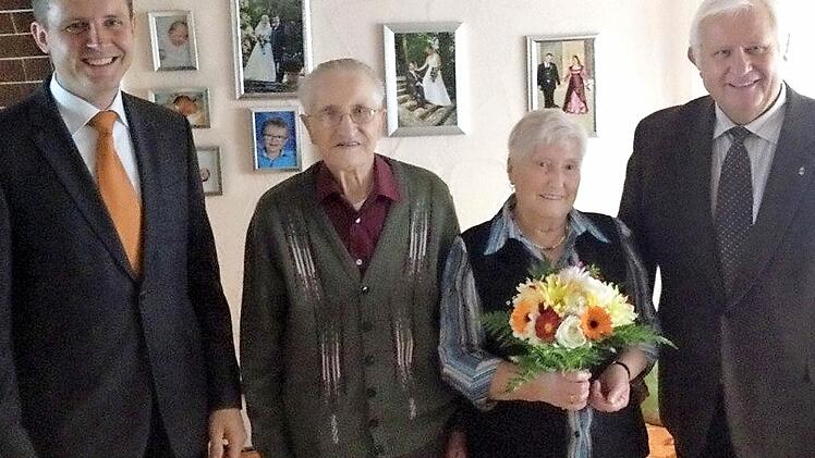 Friedrich und Ermelinde Neuner werden von Bürgermeister Heinrich Thaler und Landratsstellvertreter Johann Pfister eingerahmt. Foto: privat