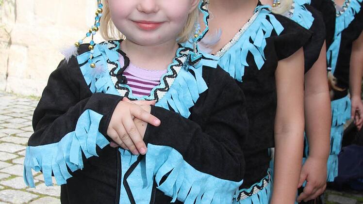 Die Showtanzmädchen warten in tollen Kostümen auf ihren großen Auftritt. Foto: Sonja Adam