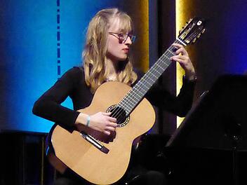 Die 18-jährige Mellrichstäterin Sarah Elsner beeindruckte mit glänzender Spieltechnik und expressiver Musikalität. Foto: Gerhild Ahnert