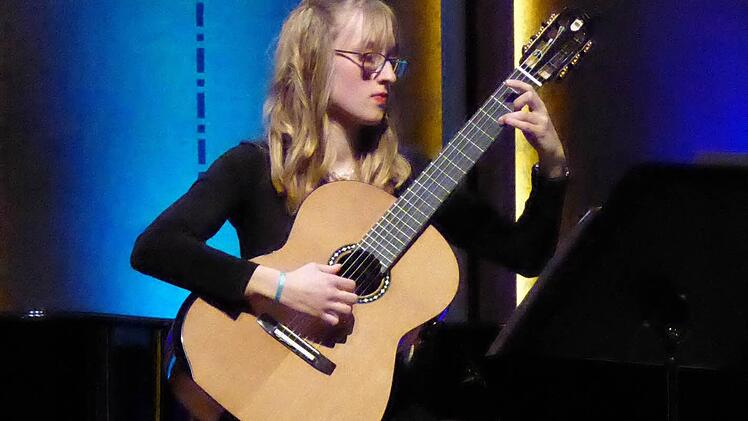 Die 18-jährige Mellrichstäterin Sarah Elsner beeindruckte mit glänzender Spieltechnik und expressiver Musikalität. Foto: Gerhild Ahnert