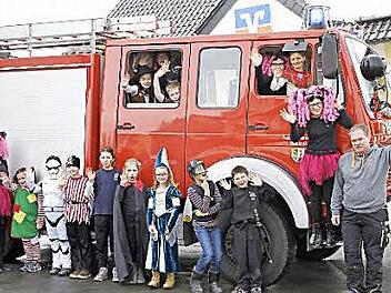 Viel Spaß hatten die Kinder am Samstag beim 1. Pressecker Löschdrachen-Fasching der Kinderfeuerwehr um das große Feuerwehrauto und mit Spielen im Gerätehaus. Fotos: Klaus Klaschka
