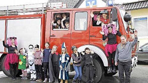 Viel Spaß hatten die Kinder am Samstag beim 1. Pressecker Löschdrachen-Fasching der Kinderfeuerwehr um das große Feuerwehrauto und mit Spielen im Gerätehaus. Fotos: Klaus Klaschka