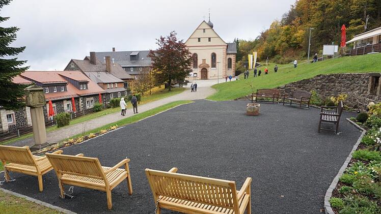 Heftig wurde der Abbruch der Devotionalienbuden vor einem Jahr diskutiert. Jetzt ist an der Stelle der Ruheplatz fertig gestellt. Marion Eckert