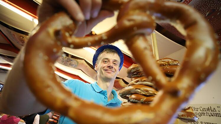 Heiko Stumpf hat in einer halben Stunde 20 Brezen verkauft.  Foto: Marian Hamacher