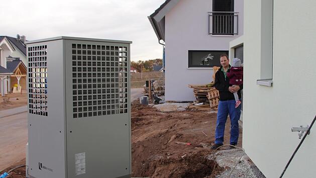 m Neubaugebiet in Etzelskirchen hat sich Matthias Scheidel  wie viele in der Nachbarschaft für eine Wärmepumpe entschieden.  Foto: Andreas Dorsch
