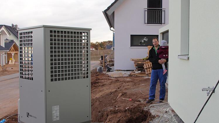 m Neubaugebiet in Etzelskirchen hat sich Matthias Scheidel  wie viele in der Nachbarschaft für eine Wärmepumpe entschieden.  Foto: Andreas Dorsch