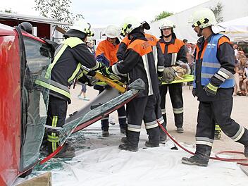 Mit einem hydraulischen Spreizer wird das Dach geöffnet und der "Verletzte" auf einer Trage herausgeholt  Foto: Gerda Völk