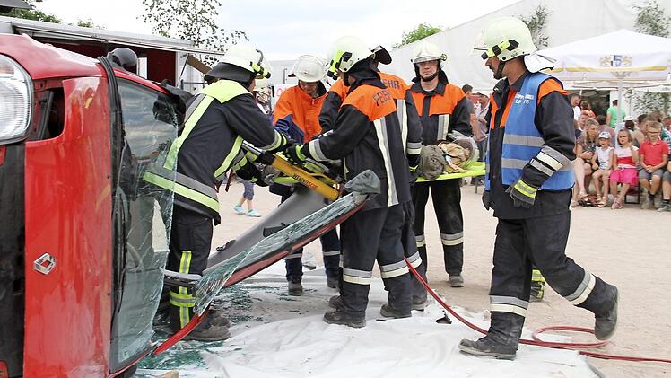 Mit einem hydraulischen Spreizer wird das Dach geöffnet und der "Verletzte" auf einer Trage herausgeholt  Foto: Gerda Völk