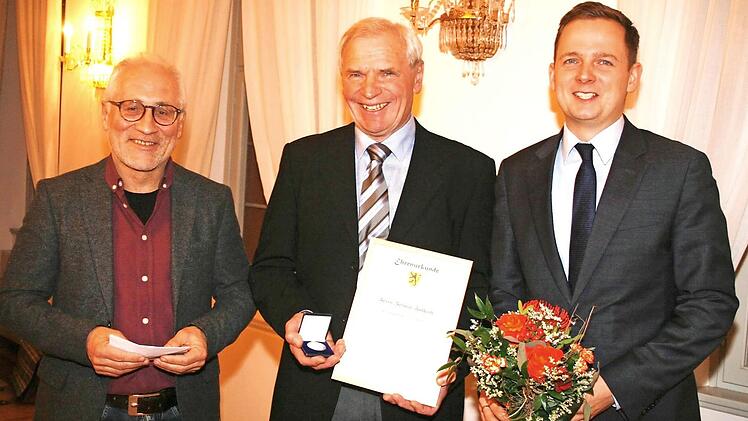 Grund zur Freude hatten Kreisbrandrat a.&nbsp;D. Helmut Halboth (Mitte), der mit der Stadtmedaille in Silber ausgezeichnet wurde, und der Vorstand der B&uuml;rgerstiftung, Michael Fischer (links), der eine Spende in H&ouml;he von 555,55 Euro in Empfang nehmen konnte. B&uuml;rgermeister Tobias Ehrlicher (rechts) zollte dem Geehrten seinen Respekt.  Foto: Martin Rebhan