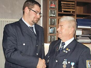 Generationswechsel in der Vereinsführung der Soldaten- und Reservistenkameradschaft Steinwiesen: Manfred Hahn (rechts) übergibt sein Amt in die jüngeren Hände von Lukas Richter. Foto: Susanne Deuerling
