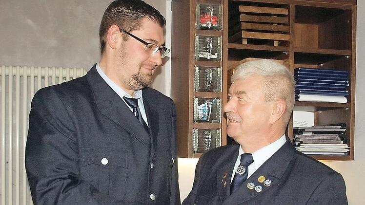 Generationswechsel in der Vereinsführung der Soldaten- und Reservistenkameradschaft Steinwiesen: Manfred Hahn (rechts) übergibt sein Amt in die jüngeren Hände von Lukas Richter. Foto: Susanne Deuerling