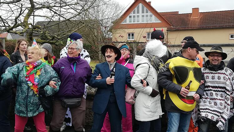 Turbulentes Faschingstreiben im Altort Ebenhausen. Foto: Sigismund von Dobschütz