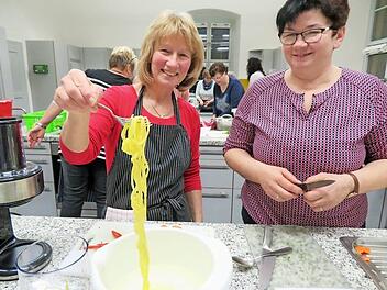 Waltraud Hartmann (links) mit Manuela Seelmann zeigen, was man aus Kartoffeln machen kann: Kartoffel-Spaghetti. Fotos: Monika Schütz
