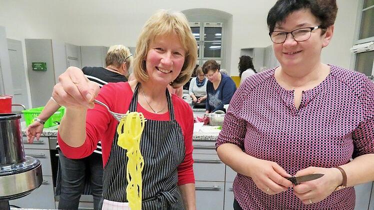 Waltraud Hartmann (links) mit Manuela Seelmann zeigen, was man aus Kartoffeln machen kann: Kartoffel-Spaghetti. Fotos: Monika Schütz