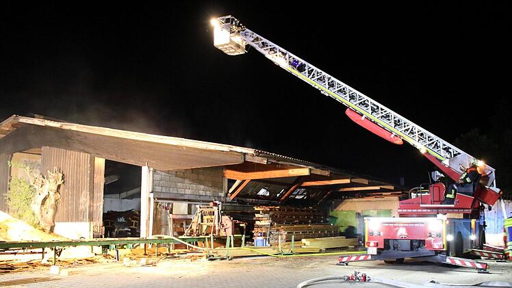In der Nacht zum Dienstag brach in einer Maschinenhalle eines landwirtschaftlichen Anwesens in Neunkirchen am Brand ein Feuer aus. Fotos: Kreisbrandinspektion Forchheim