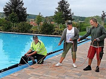 Wasserwart Alexander Mauer (von links), Barbara Keller (Förderverein) und Hausmeister Steffen Haas ziehen im Maßbacher Freibad die Eispuffer fest. Für die Maßbacher war es eine sehr gute Saison.