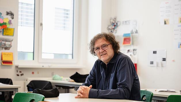 Er setzt sich unerm&uuml;dlich f&uuml;r junge Fl&uuml;chtlinge ein: Michael Sprenger in einem Klassenzimmer seiner M&uuml;nchner SchlaU-Schule.