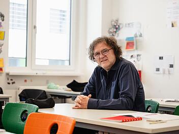 Er setzt sich unerm&uuml;dlich f&uuml;r junge Fl&uuml;chtlinge ein: Michael Sprenger in einem Klassenzimmer seiner M&uuml;nchner SchlaU-Schule.