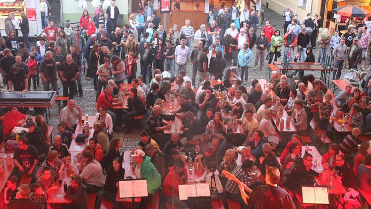 Blick aus dem Rathausfenster auf die Besucher des Altstadtfestes.Foto: Michael Schulbert