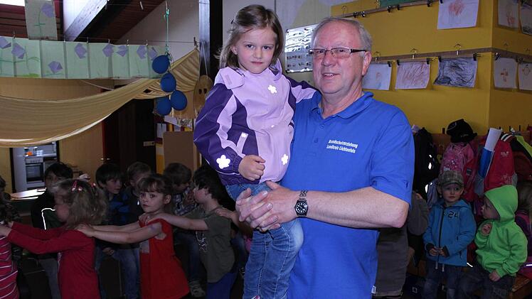 Auch ein besonderer Tag für Amelie: Heute ist Opa Willi im Kindergarten zu Besuch - mit dem Team der Feuerwehr.