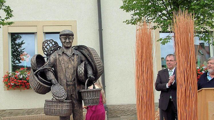 Mit dem vom Bürgermeister Bernhard Ruß beklatschten "Raaser"-Denkmal hat die Gemeinde Sand auf dem Dorfplatz nun ein weiteres Fotoobjekt.