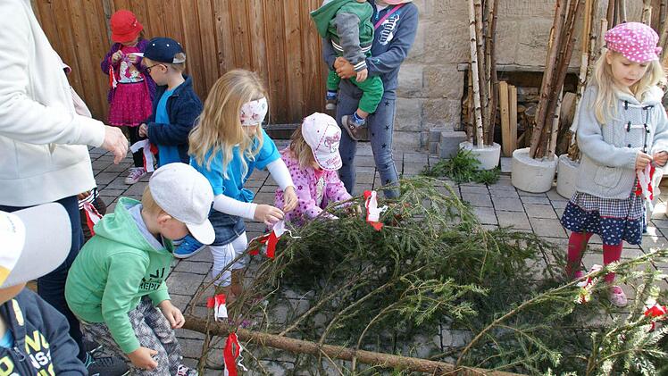 Im Handumdrehen war der Kinder-Kirchweihbaum mit rot-weißen Fähnchen geschmückt.