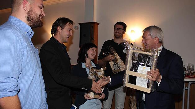 Freude bei den Studierenden Dennis Flach, David Konietzny, Tina Höller, Lorenz Lütke (von links) über Landkreisbier von Landrat Johann Kalb  Foto: Evi Seeger