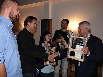 Freude bei den Studierenden Dennis Flach, David Konietzny, Tina Höller, Lorenz Lütke (von links) über Landkreisbier von Landrat Johann Kalb  Foto: Evi Seeger