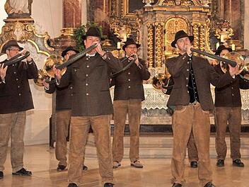 Die Jagdhornbläser umrahmten die Hubertusmesse, die in der St.-Michael-Kirche in Stadtsteinach gefeiert wurde, stilvoll. Foto: Sonny Adam