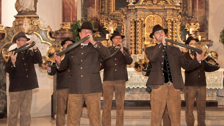 Die Jagdhornbläser umrahmten die Hubertusmesse, die in der St.-Michael-Kirche in Stadtsteinach gefeiert wurde, stilvoll. Foto: Sonny Adam