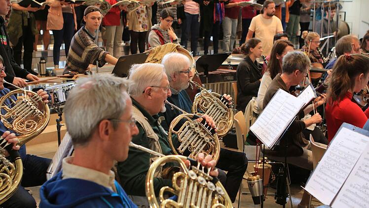 Der Deutsche Ärztechor und das Deutsche Ärzteorchester proben unter der musikalischen Leitung von Alexander Mottok für ihr Benefizkonzert, das am Samstag in derMorizkirche stattfindet.Foto: Jochen Berger