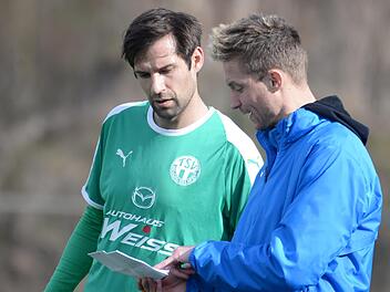 Wen hat Markus Taschner (rechts) auf dem Zettel? Der Neudrossenfelder Trainer hat zum Start in die Restrückrunde einige Ausfälle auf der Liste stehen. Aber Daniel Gareis (links) ist dabei.  Foto: Peter Mularczyk