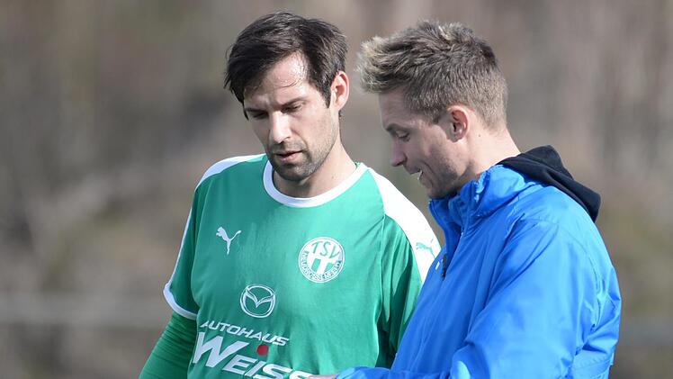 Wen hat Markus Taschner (rechts) auf dem Zettel? Der Neudrossenfelder Trainer hat zum Start in die Restrückrunde einige Ausfälle auf der Liste stehen. Aber Daniel Gareis (links) ist dabei.  Foto: Peter Mularczyk