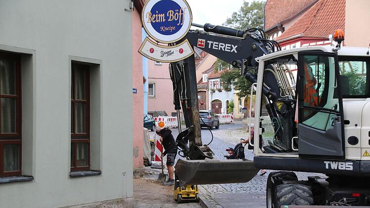 Während am Hafenmarkt noch die Vorbereitungen laufen (Foto), wird am Jörgentor schon gepflastert.