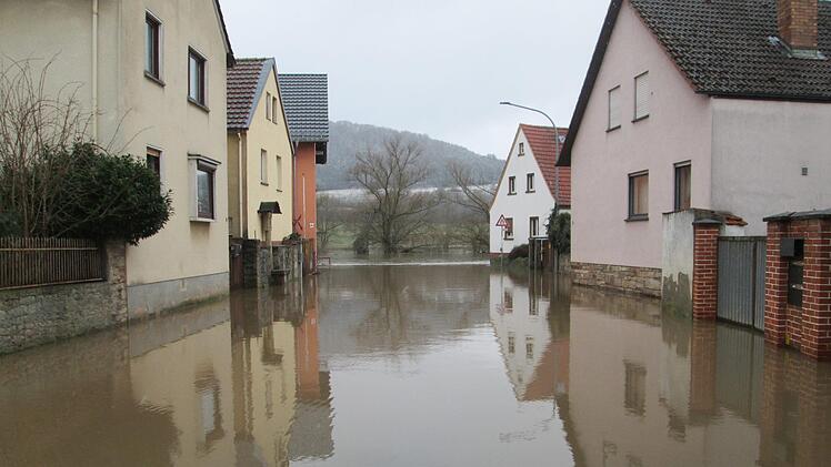 "Klein-Venedig" in Westheim - nur die Gondeln fehlen. Die meisten Anwohner der Westheimer Straße haben sich an das Hochwasser bereits gewöhnt.