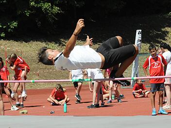 Einen gelungenen Fosbury-Flop zeigt dieser Sportler in Rottershausen. Gesprungen wurde aber auch der Straddle. Fotos: ssp