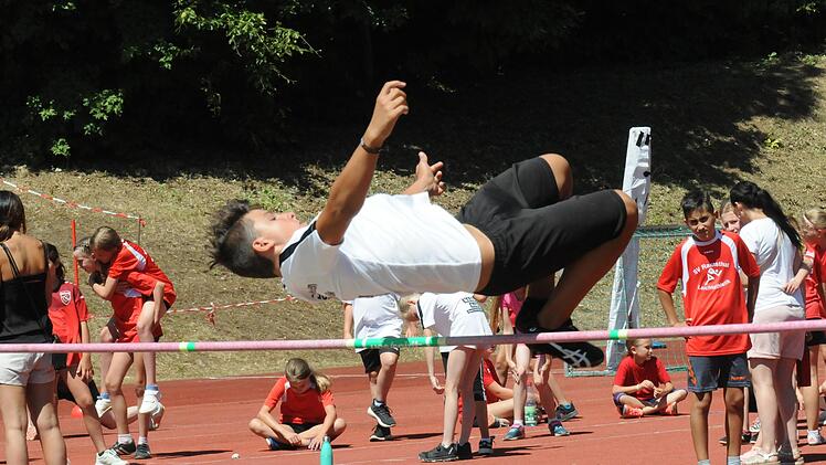 Einen gelungenen Fosbury-Flop zeigt dieser Sportler in Rottershausen. Gesprungen wurde aber auch der Straddle. Fotos: ssp