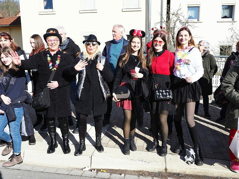 Buntes Faschingstreiben lockte tausende Besucher an.