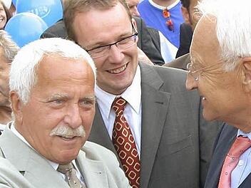 Im Jahr 2006 besucht der damalige Ministerpräsident Edmund Stoiber Kulmbach - keine Frage, dass auch Landtagsabgeordneter a. D. Dieter Heckel (links), der heute seinen 75. Geburtstag feiert, den CSU-Chef beim Bad in der Menge begleitet. Foto: Archiv/Gabi Fölsche