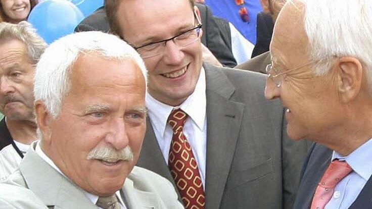 Im Jahr 2006 besucht der damalige Ministerpräsident Edmund Stoiber Kulmbach - keine Frage, dass auch Landtagsabgeordneter a. D. Dieter Heckel (links), der heute seinen 75. Geburtstag feiert, den CSU-Chef beim Bad in der Menge begleitet. Foto: Archiv/Gabi Fölsche
