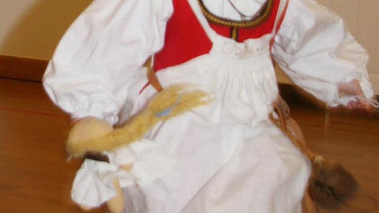 Kati Vadász (3) zeigt schon mal vorab, wie ein Kostüm aus dem 16. Jahrhundert aussieht.  Foto: S. Adam