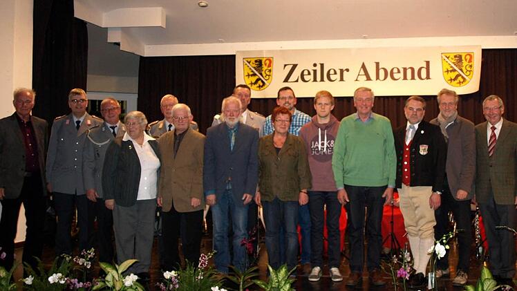 Sie haben als Einzelne in der Stadt Großes geleistet und dem Ganzen gedient. Die verdienten Ehrenamtlichen in der Stadt wurden in zwei Blocks geehrt, hier die erste Gruppe derer, die die Abt-Degen-Medaillen erhielten. Foto: Wolfgang Ortloff