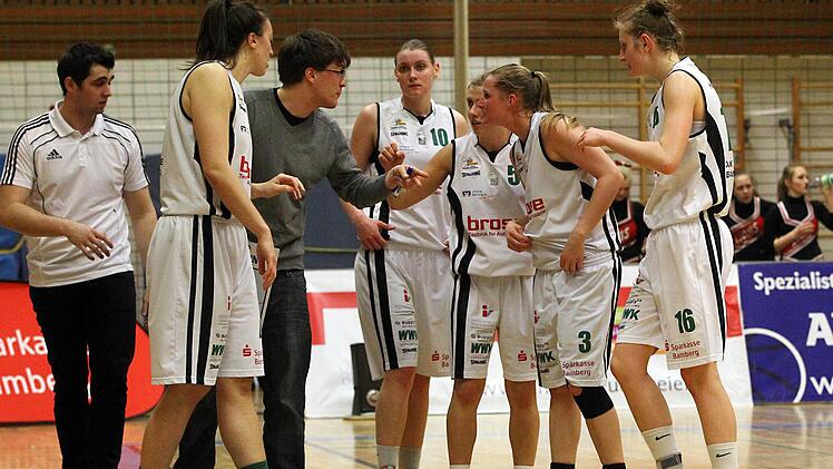 Besprechung bei der DJK Brose Bamberg in einer Auszeit