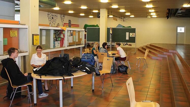 Die Aula des Höchstadter Gymnasiums sieht noch aus wie vor 40 Jahren. Sie wird ab August neu gestaltet.  Fotos: Andreas Dorsch