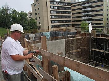 Polier Günter Schmitt und seine Kollegen von der Firma Dietz Bau, Weismain, bereiten alles vor, dass die Betondecke des neuen Wasserhochbehälters beim Klinikum gegossen werden kann. Anschließend wird der Behälter mit Wasser gefüllt, um die Dichtigkeit zu überprüfen. Dann rückt die Dietz-Mannschaft ab, und es erfolgt der Einbau der Technik. Die Fertigstellung des Behälters ist im Dezember geplant. Foto: Stephan Tiroch