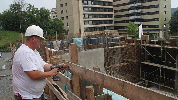Polier Günter Schmitt und seine Kollegen von der Firma Dietz Bau, Weismain, bereiten alles vor, dass die Betondecke des neuen Wasserhochbehälters beim Klinikum gegossen werden kann. Anschließend wird der Behälter mit Wasser gefüllt, um die Dichtigkeit zu überprüfen. Dann rückt die Dietz-Mannschaft ab, und es erfolgt der Einbau der Technik. Die Fertigstellung des Behälters ist im Dezember geplant. Foto: Stephan Tiroch