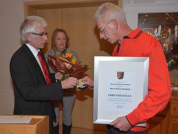 Klaus Hacker (l.) überreichte Klaus Dambeck die Ehrenmedaille. Foto: Roland Meister